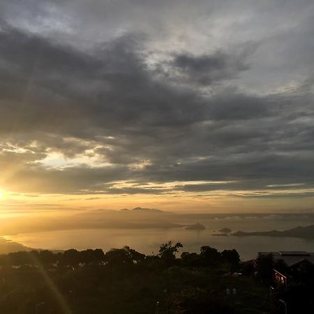 Ron'S Condo Overlooking The Lake Tagaytay City Екстериор снимка