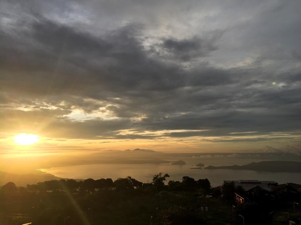 Ron'S Condo Overlooking The Lake Tagaytay City Екстериор снимка